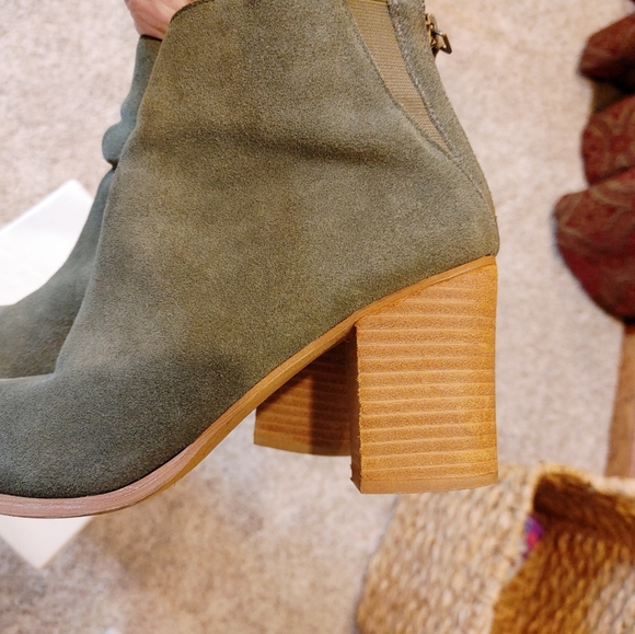 URBAN OUTFITTERS SHORT SUEDE BOOT, MOSS 9 - Picture 11 of 14